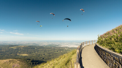 	
parapente sur le sommet du Puy de dôme en auvergne en été	
