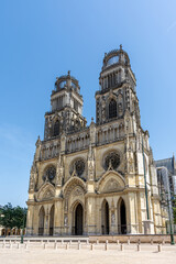 Vue extérieure de la cathédrale Sainte-Croix d'Orléans, cathédrale catholique romaine de style gothique située à Orléans, France, dans le département français du Loiret