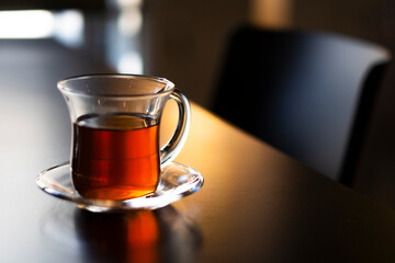 ガラスのティーカップの紅