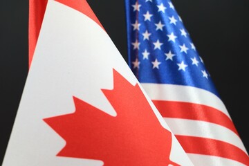 Fototapeta premium Flags of Canada and the United States displayed side by side.