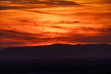 Obraz premium The Breathtaking Sunset Over the Majestic Mountain Range is Truly Unforgettable and Inspiring
