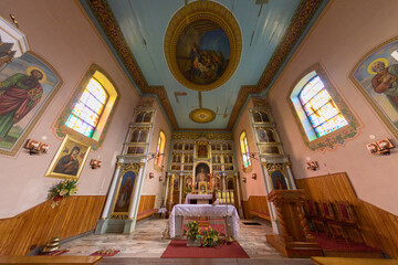 Prezbiterium i ołtarz główny kościoła we Florynce.