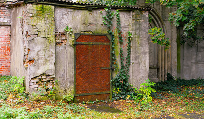 provisorische Holztür an einem verfallenem Gebäude auf einem Friedhof, Berlin, Deutschland