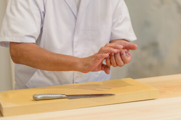 寿司を握る寿司職人の手元、鮨職人