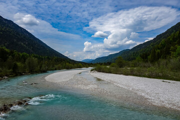 Verlauf der Isar. Ein Flussbett mit wenig Wasser im Sommer bei Sonnenschein