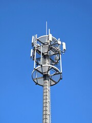 wieża z nadajnikiem telefonii komórkowej