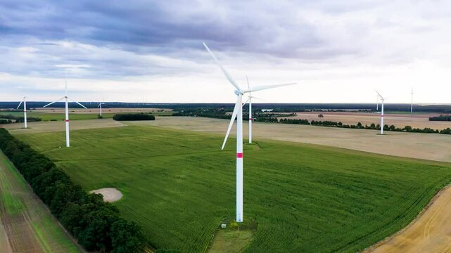 Windkarftanlagen, Energiepark, Windr&auml;der im Sommer in Landkreis M&auml;rkisch Oderland