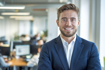 Naklejka premium Confident young man with a white shirt and suit in a modern corporate office, standing with crossed arms, exuding leadership and professionalism in a collaborative work setting. Copy space available