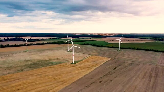 Windkarftanlagen, Energiepark, Windr&auml;der im Sommer in Landkreis M&auml;rkisch Oderland