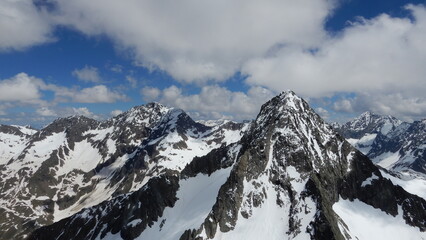 vorne rechts der Glödis 3206m (Matterhorn der Schobergruppe) und hinten links der Rote Knopf 3280m