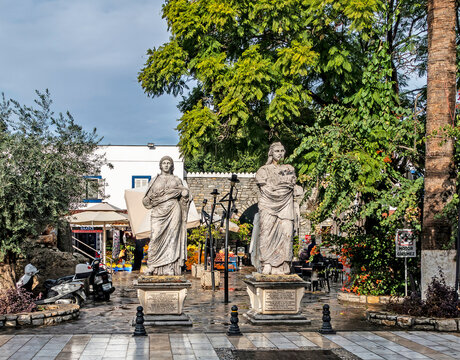 .Statues of Artemisia11 and her husband and brother Mausolus in Bodrum, Turkey, who ruled Caria, an Asian part of Turkiye  in the 300s BCE.
