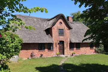 Fototapeta premium Historisches Gebäude in Braderup auf der Nordseeinsel Sylt