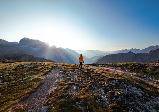 Joven monta&ntilde;ero aventurero disfrutando del amanecer y de las vistas de los Alpes italianos, en Dolomitas.