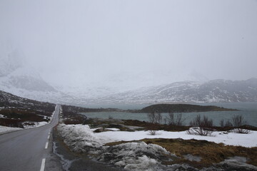 Strada E10 sulle isole Lofoten in inverno. Norvegia del nord.
