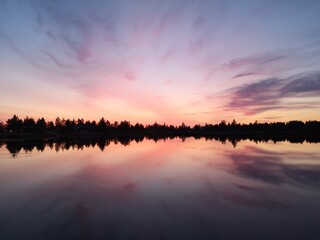 Obraz premium Beautiful colorful sunset on a lake 