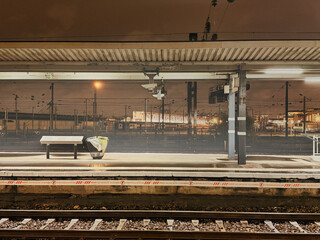 estacion de tren en las afueras de paris en la parada levallois perret