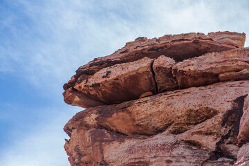 Fototapeta premium Boulder in the Desert Sky