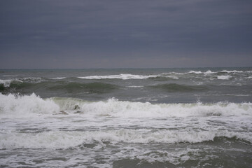 Fototapeta premium 거칠게 밀려오는 파도