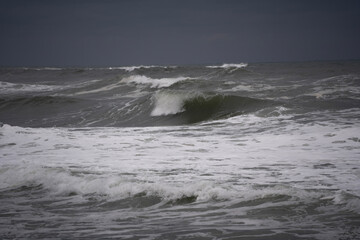 무섭게 밀려오는 거친 파도