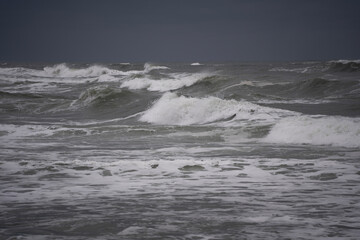 Fototapeta premium 무섭게 밀려오는 거친 파도