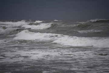 무섭게 밀려오는 거친 파도