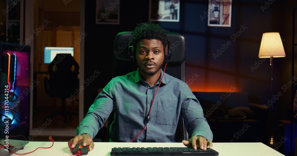 Aufkleber man broadcasting gaming session online, talking with audience while destroying enemies to finish lev