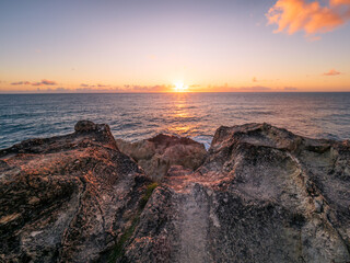 Obraz premium Sunrise Over the Ocean with Rocks