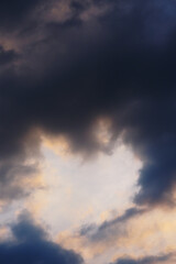 Obraz premium Heart shape clouds in the evening