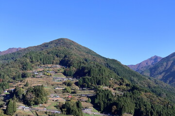 Obraz premium 落合集落 秋の澄んだ空 (徳島県 東祖谷）