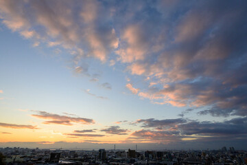 都市の夜明け。神戸岡本の高台より市街地をのぞむ