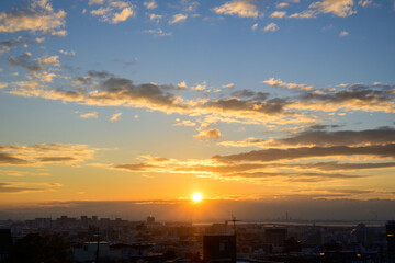 都市の夜明け。神戸岡本の高台より市街地をのぞむ
