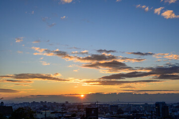 都市の夜明け。神戸岡本の高台より市街地をのぞむ