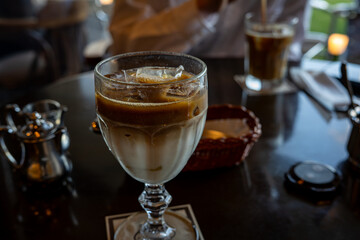 友人と飲むカフェラテ