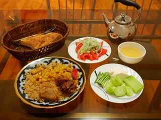 ウズベキスタン料理のプロフとナンとサラダとチャイ