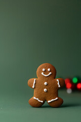 Fototapeta premium gingerbread man close up on green background