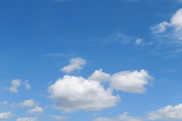Obraz premium clear blue sky with a few clouds. The sky is very bright and the clouds are scattered throughout