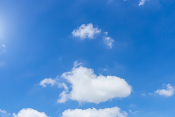 Fototapeta premium clear blue sky with a few clouds. The sky is very bright and the clouds are scattered throughout