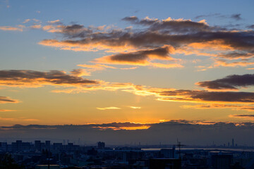 都市の夜明け。神戸岡本の高台より市街地をのぞむ