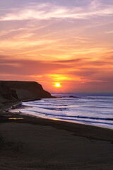 Caricia Dorada: Atardecer en la Serenidad del Mar