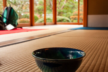 畳の上に置かれたお抹茶
