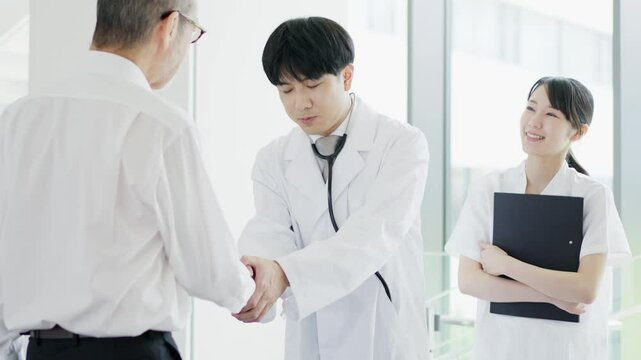 握手をする患者と医師