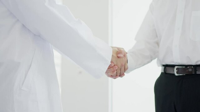 握手をする患者と医師