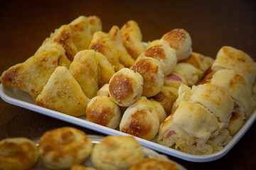Padaria salgada e buteco. Embrulhado com queijo mussarela e presunto. Lanche brasileiro (Joelho)