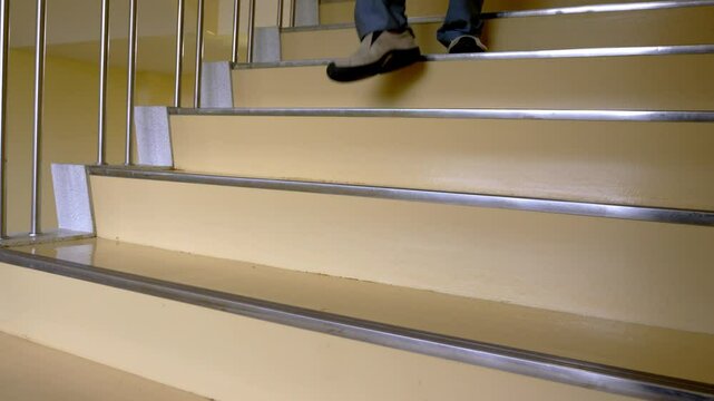 階段を降る人のスローモーション
Slow motion of a person walking down the stairs