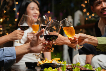 Friends are celebrating at a party, nightclubs are raising wine glasses to celebrate friendship.