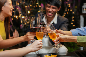 Friends are celebrating at a party, nightclubs are raising wine glasses to celebrate friendship.