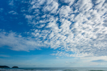 Obraz premium Beautiful clouds in sunny sky over sea nature background