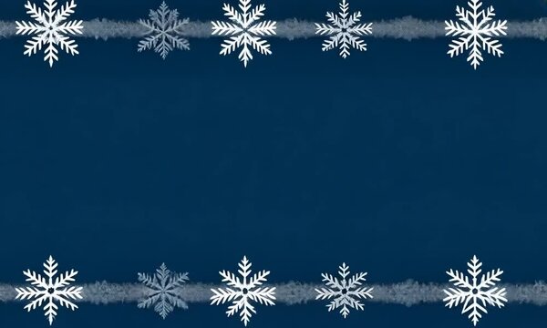 Bordure de flocons de neige blancs sur fond &agrave; rayures bleues et blanches, espace n&eacute;gatif copyspace pour No&euml;l et les f&ecirc;tes d'hiver