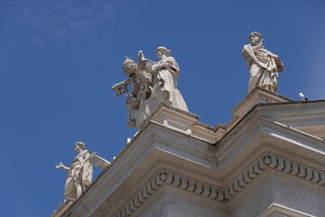 Obraz premium Marble statues in the Vatican