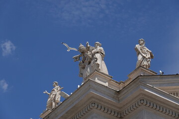 Obraz premium Marble statues in the Vatican